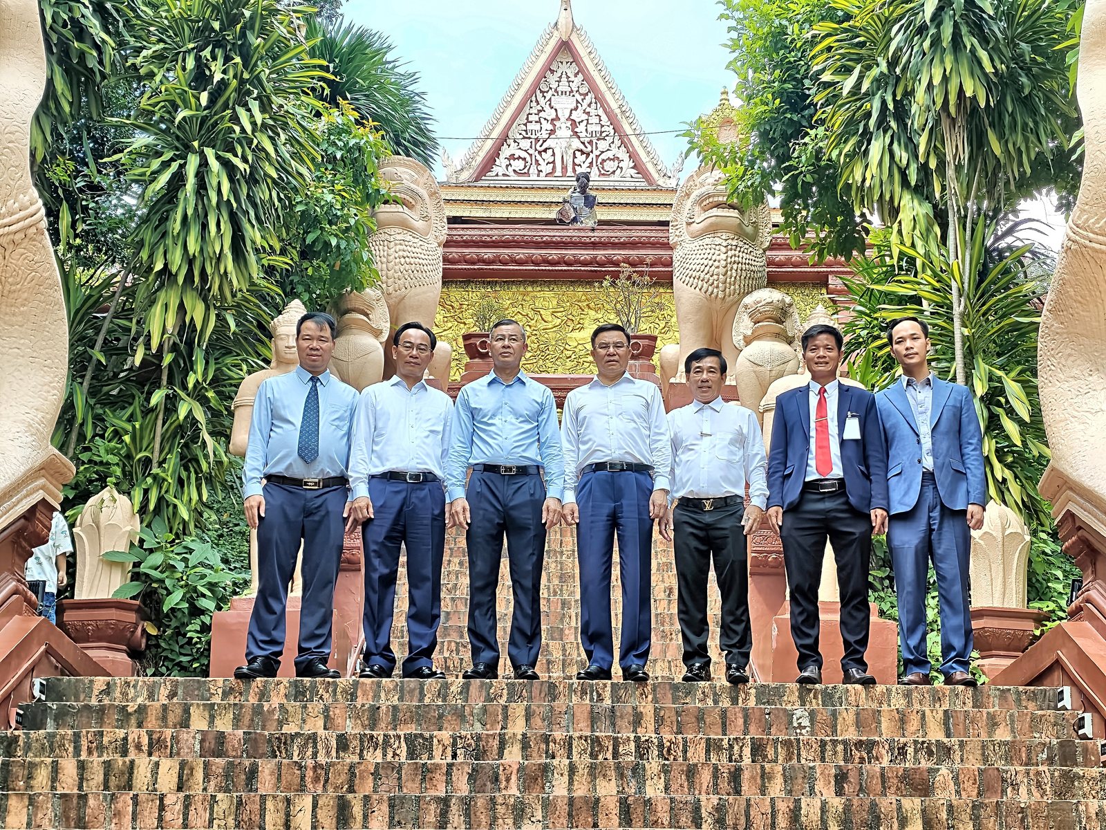 Đoàn tại chùa Wat Phnom, Phnom Penh, 10/10/2026.