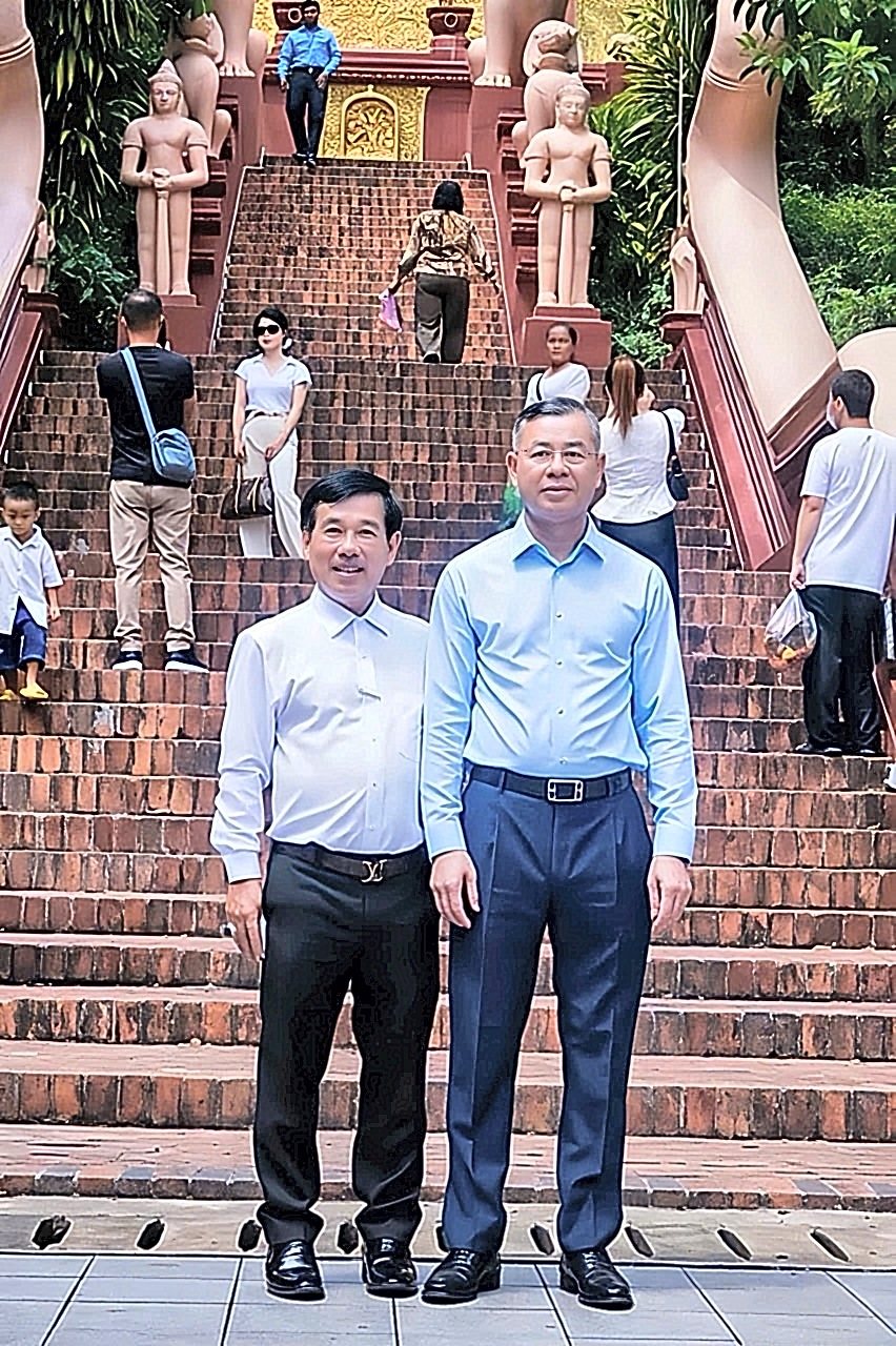 Trên bậc thềm chùa Wat Phnom.