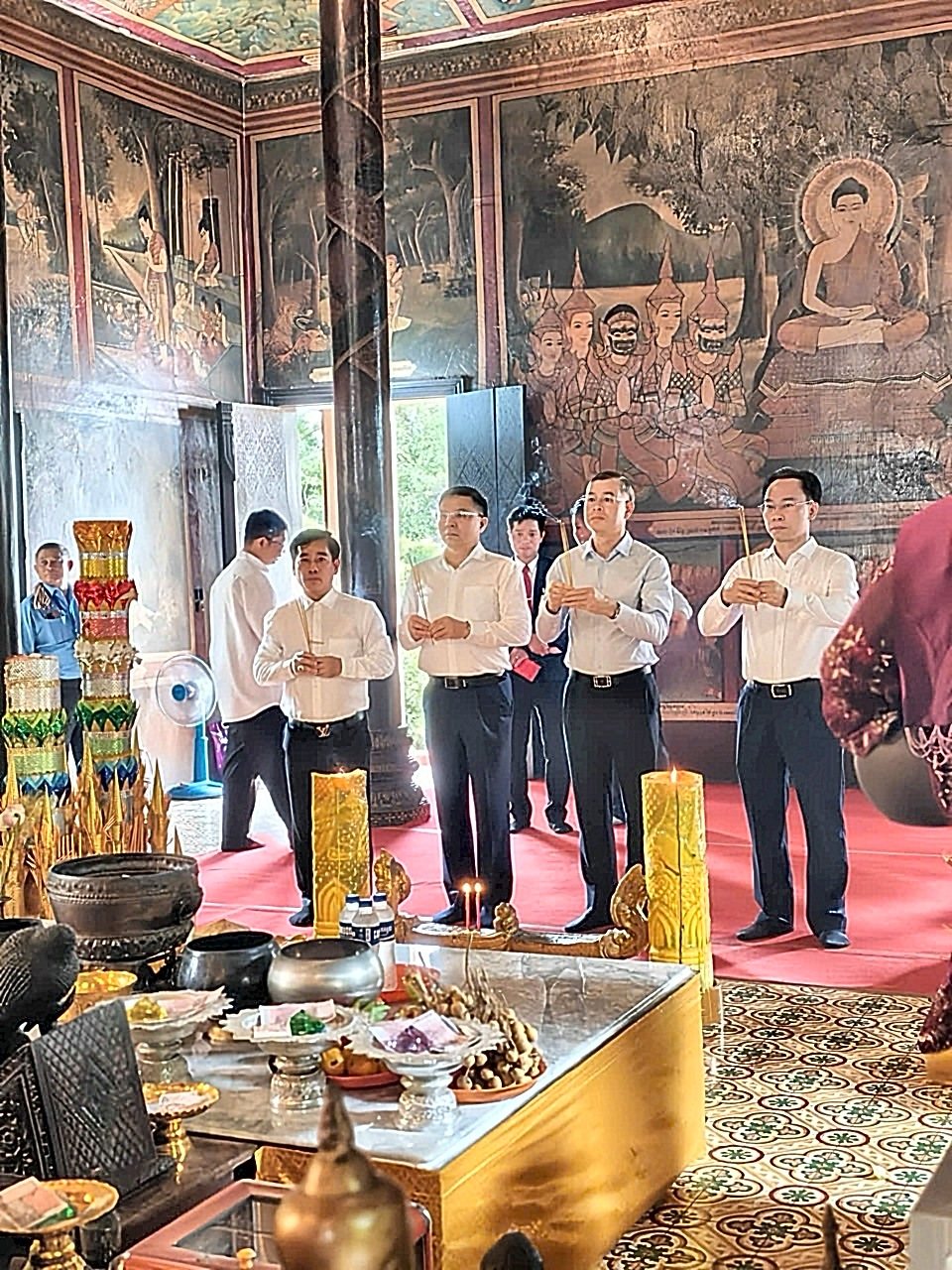 Đoàn tham quan bên trong chùa Wat Phnom.