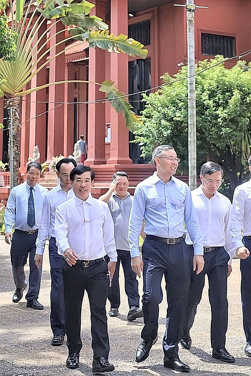 Đoàn thăm các điểm văn hóa, lịch sử của thủ đô Phnom Penh.