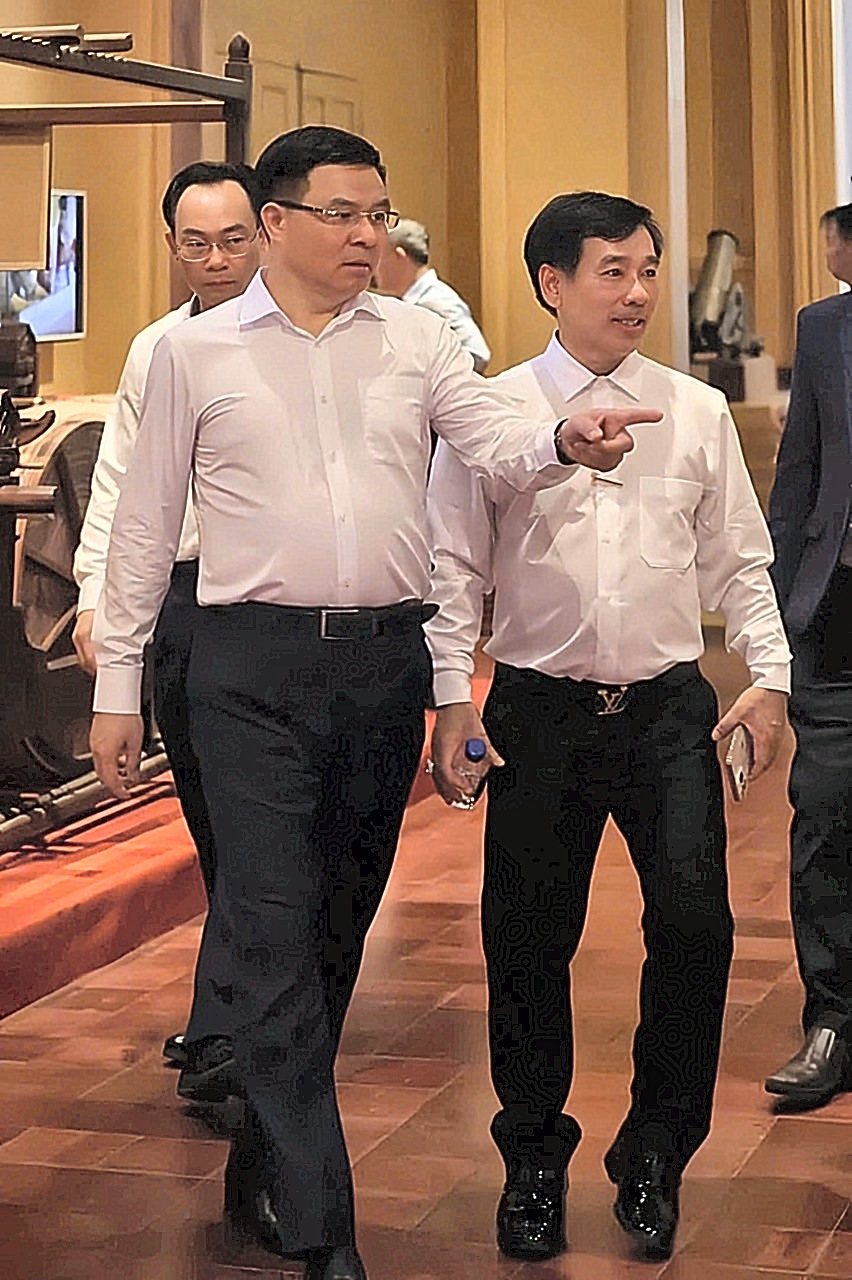 Trao đổi cùng đoàn trong chuyến tham quan.