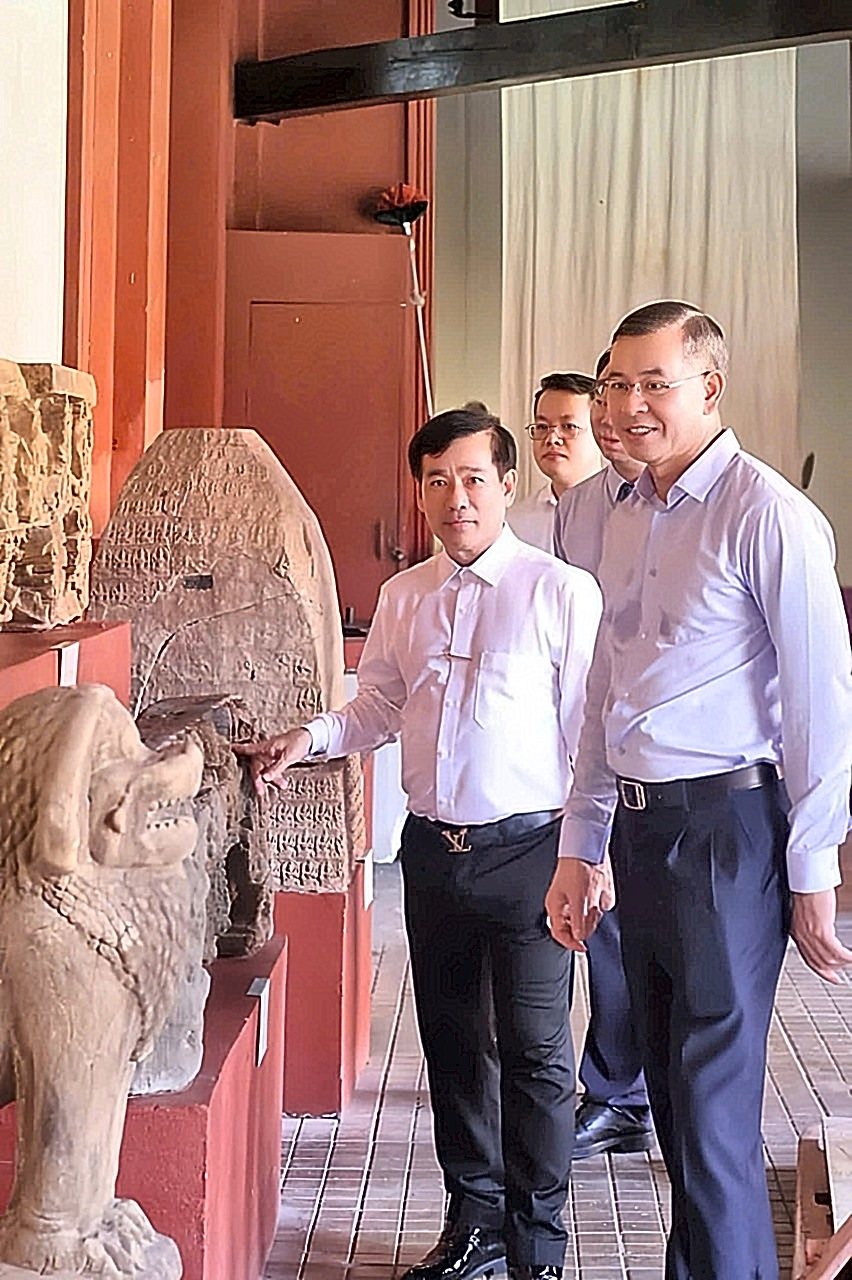 Đoàn tại một điểm tham quan ở Phnom Penh.