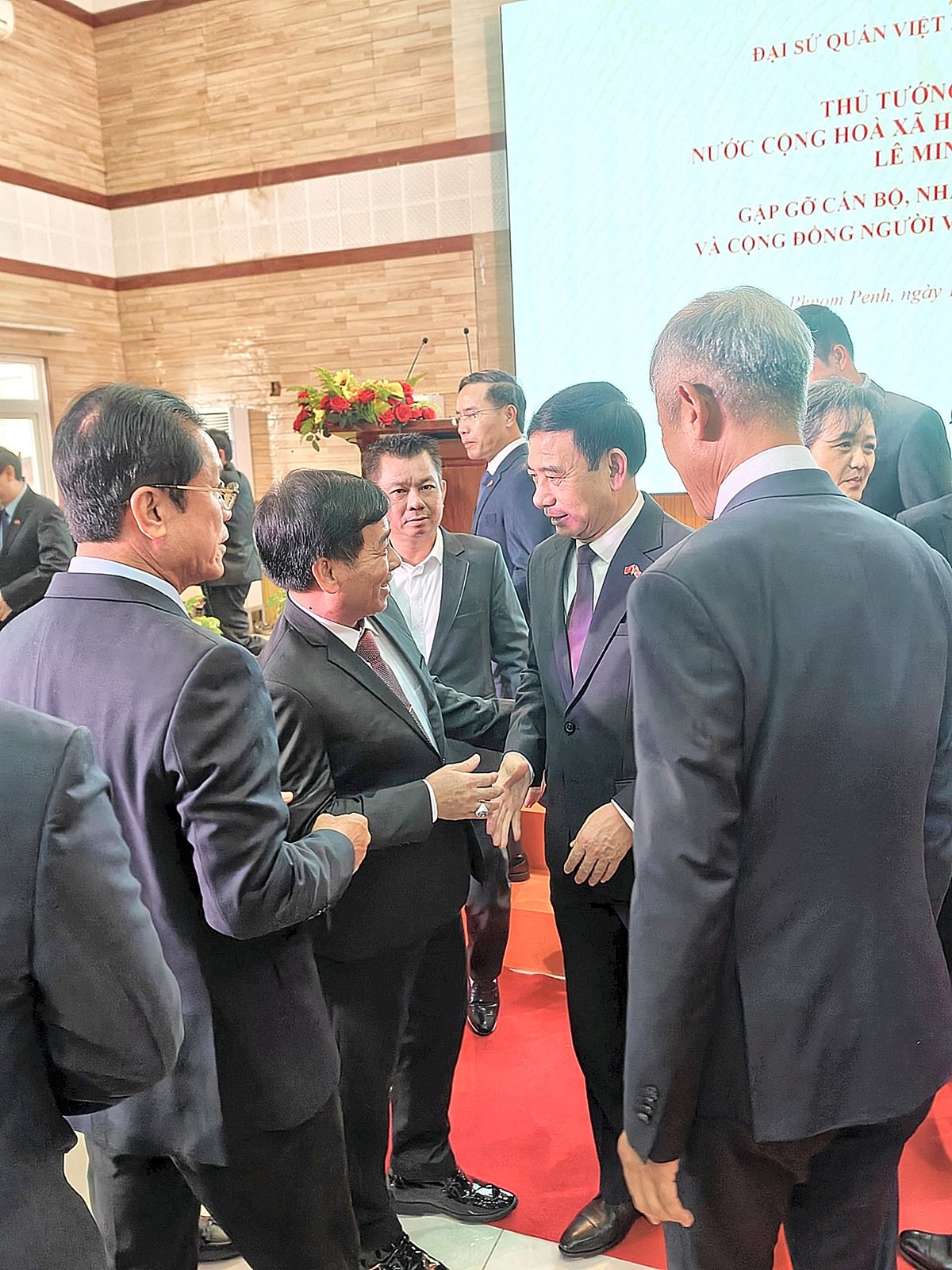 ជំនួបរវាងនាយករដ្ឋមន្ត្រី និងសហគមន៍ ព្រមទាំងស្ថាប័នតំណាងវៀតណាមនៅកម្ពុជា ព្រឹកថ្ងៃទី 10 ខែតុលា ឆ្នាំ 2026។
