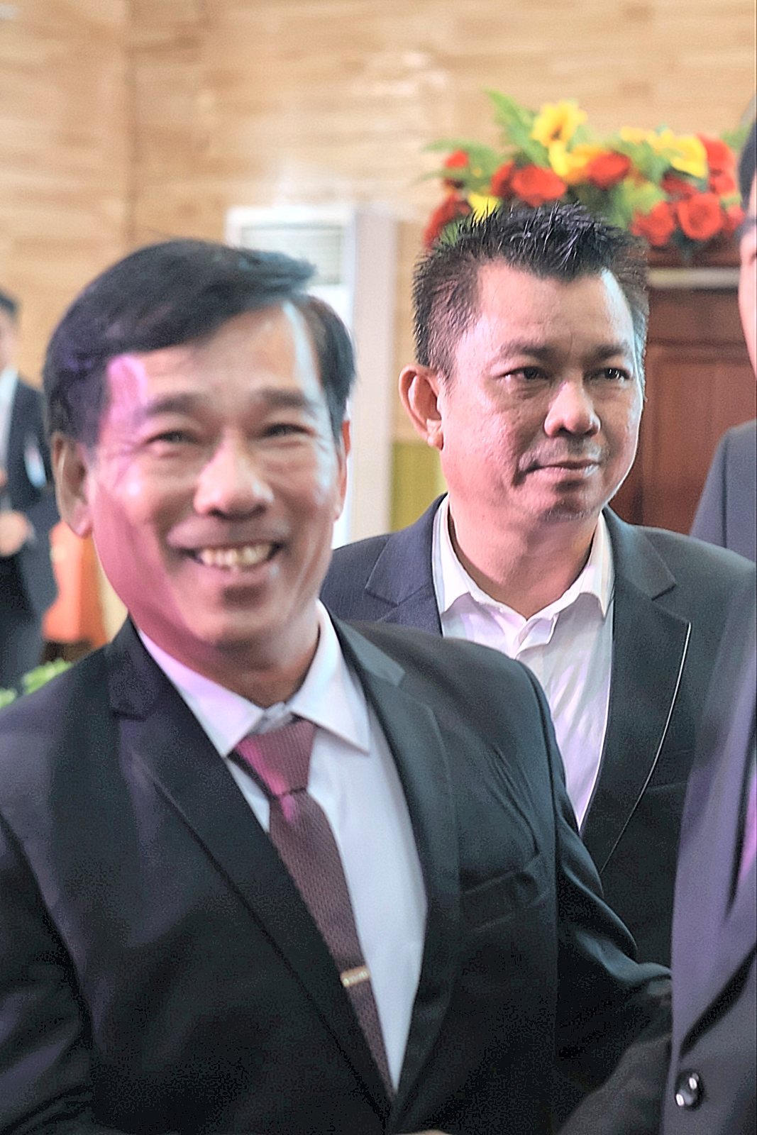 ប្រធាន TTP Group ជាមួយតំណាងសហគមន៍នៅក្នុងសាលប្រជុំ។