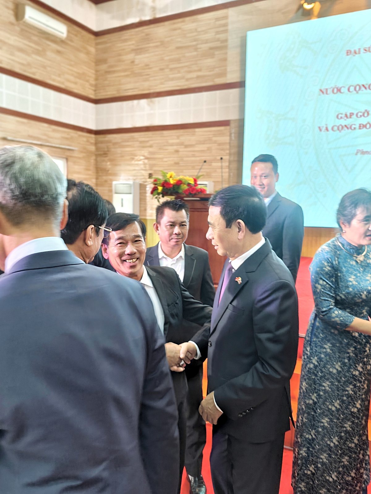 ការជួបសំណេះសំណាលជាមួយថ្នាក់ដឹកនាំគណៈប្រតិភូ និងតំណាងសហគមន៍។