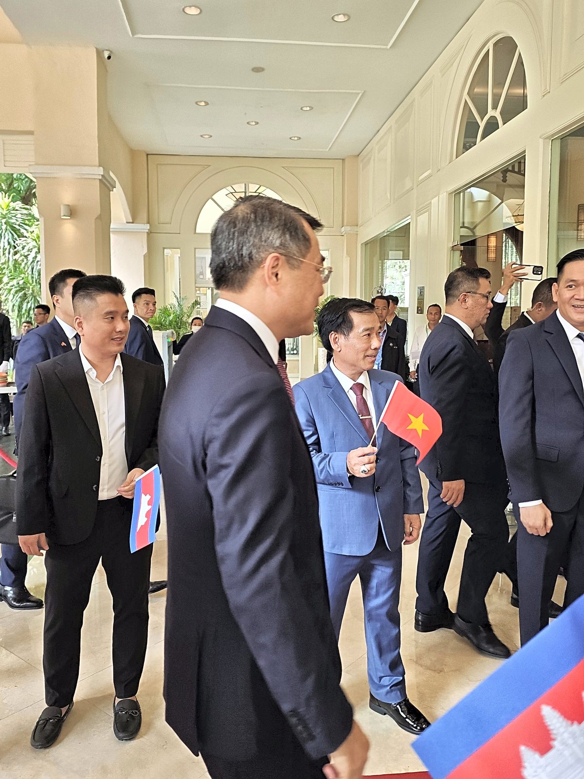Đón đoàn tại sảnh khách sạn.