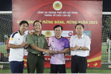 Phòng Tổ chức cán bộ Công an TPHCM tổ chức giải bóng đá mừng Đảng, mừng Xuân
